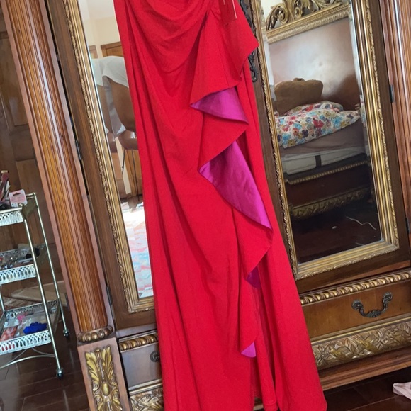 Beautiful red gown/dress Brand new with tags - Picture 3 of 4